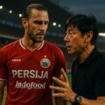 Alexander Jeremejeff resmi gabung Persija Jakarta berbicara dengan Shin Tae-yong di tepi lapangan